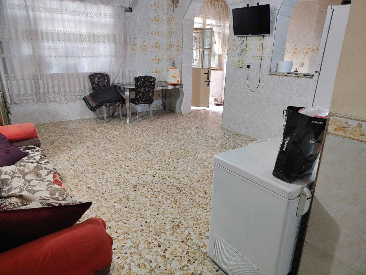 السلام عليكم دونم للبيع في المحمودية قرب فق ١٧ سند ٢٥ على طابو المحمودية بسمي ثاني يوم افتحلك بيان الدونم واجه خمسين نزال خمسين على شارعين تبليط ماء وكهرباء يحتو على دار عدد اثنين الأول  تحت البناء ٣٠٠ متر ٨ غرف نوم وصاله واستقبال ومطبخ وحمامات عدد ٣  أغلب الغرف كبيره والدار الثاني يحتوي على استقبال وغرفتين ومطبخ وصحيات والي يحب يستفسر أكثر على الأرقام الموجوده
 ***********
***********
