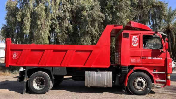 السلام عليكم  للبيع 
اسكانيا 143 موديل 93 رقم انكليزي بسمي سنويه الى 2030 
قماره جديده بدون صبغ  بدي تفصال جديد ونج  بالصدر  دوشمه جديده كهربائيات كلها شغاله  سياره جديده وجاهزه للعمل   السعر  175 وبيها مجال 
العنوان بابل / القاسم 
***********
