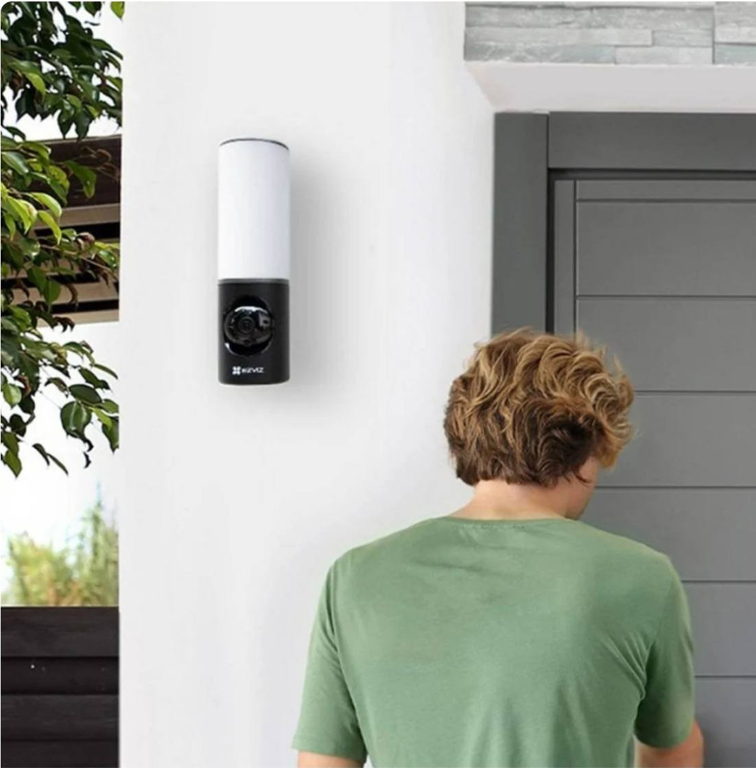 كامرة مراقبة خارجية ذكية مع إضاءة حائطية من نوع EZVIZ LC3.
أهم مواصفاتها ومميزاتها:
دقة الفيديو: تصور بدقة 2K+ (4 ميجابكسل) لصور واضحة. 
الإضاءة: مصباح جداري قابل للتعديل بسطوع يصل إلى 700 لومن. 
التخزين: تأتي بمساحة تخزين داخلية مدمجة بسعة 32 جيجابايت. 
الذكاء الاصطناعي: مزودة بخاصية اكتشاف الأشخاص المدعومة بالذكاء الاصطناعي لتقليل التنبيهات الكاذبة. 
صوت ثنائي الاتجاه: تحتوي على ميكروفون ومكبر صوت مدمجين للتحدث والاستماع. 
جديدة و شرط الفحص 
متوفر توصيل لكافة المحافظات


**إذا كنت صاحب هذا الإعلان وتريد حذفه لأي سبب، رجاءا أرسل رسالة إلى الدعم الفني**