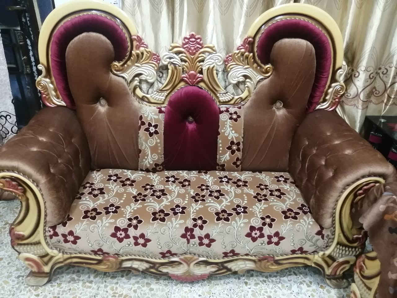 تخم للبيع ملكي عشرة مقاعد نظيف جدا مع الطبلات السعر ٨٠٠ الف التواصل واتساب فقط ***********
