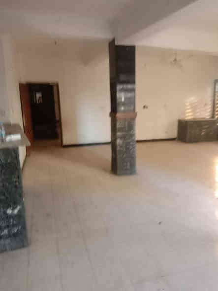 عندي شقة للايجار  بلكرادة خارج ساحة الواثق عمارة الواثق ركن  موقع مميز على شارعين 52و62 مدخلها على شارع 62  طابق ثاني تتكون من صالة كبيرة وغرفة نوم ومطبخ وصحياة المساحة 150م  اليجار 500  للتواصل على رقم التليفون *********** بي وتساب
