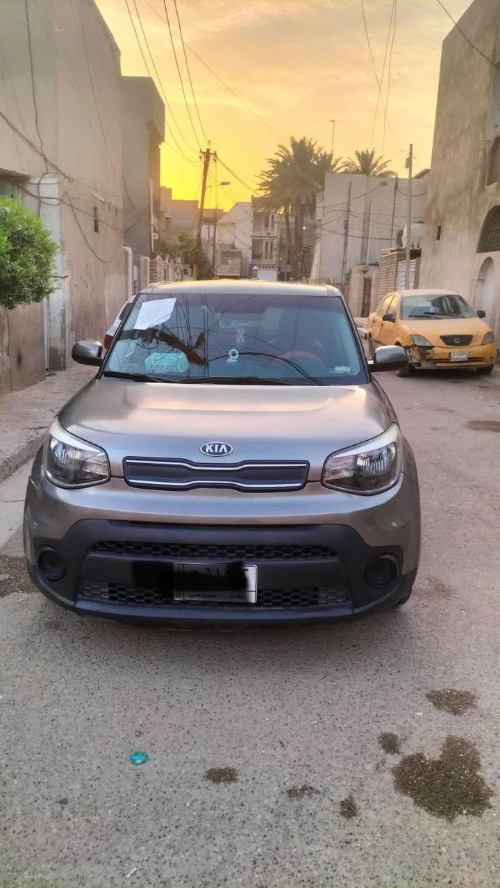 السلام عليكم 
كيا صول موديل 2018
امريكي كلين بدون حادث
بيها شخوط بسيطه
ماشيه ٣٠ ميل
سياره نظيفه حيل وكلشي ممبدل بيها
دوشمه جديده تايرات جدد كلشي ينصرف عليها
السعر ١١٠
للاستفسار ***********
