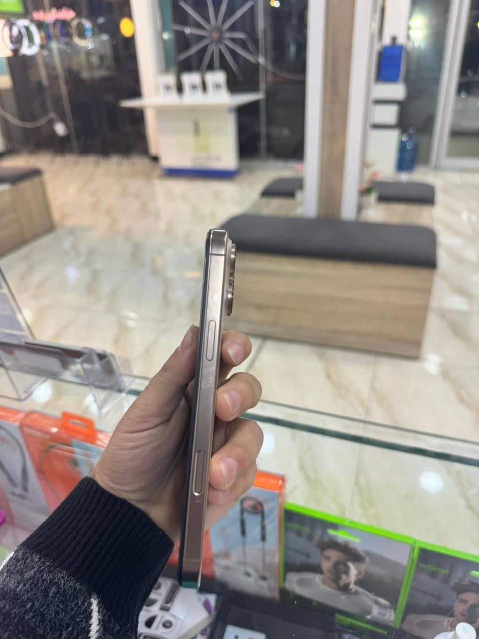 ايفون  16 برو ماكس مبدل شاشه وسط بطاريه 84 او مكاني كربلاء قرب مول الباقر السعر ٨٥٠ او بي مجال قليل ***********
