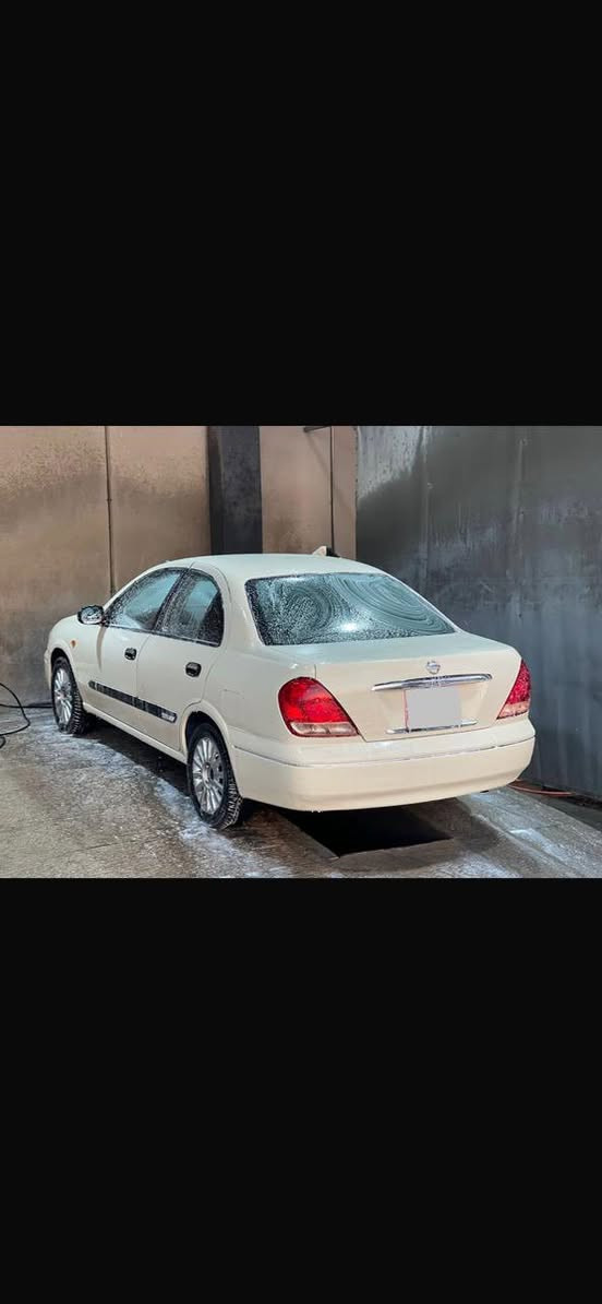 شتی لۆک و تایبەت
کەلە و کۆنترۆڵ و شوێن عەینەک 
ناو زەرد و ناو فۆرمیکا
بێ تەقر و رەقە و هەموو گیانی بەشەرت 
تەنها بۆنیدی ڕەشە 
نرخی ١٠٤ وەرەقە کەمێک مەجال
***********
