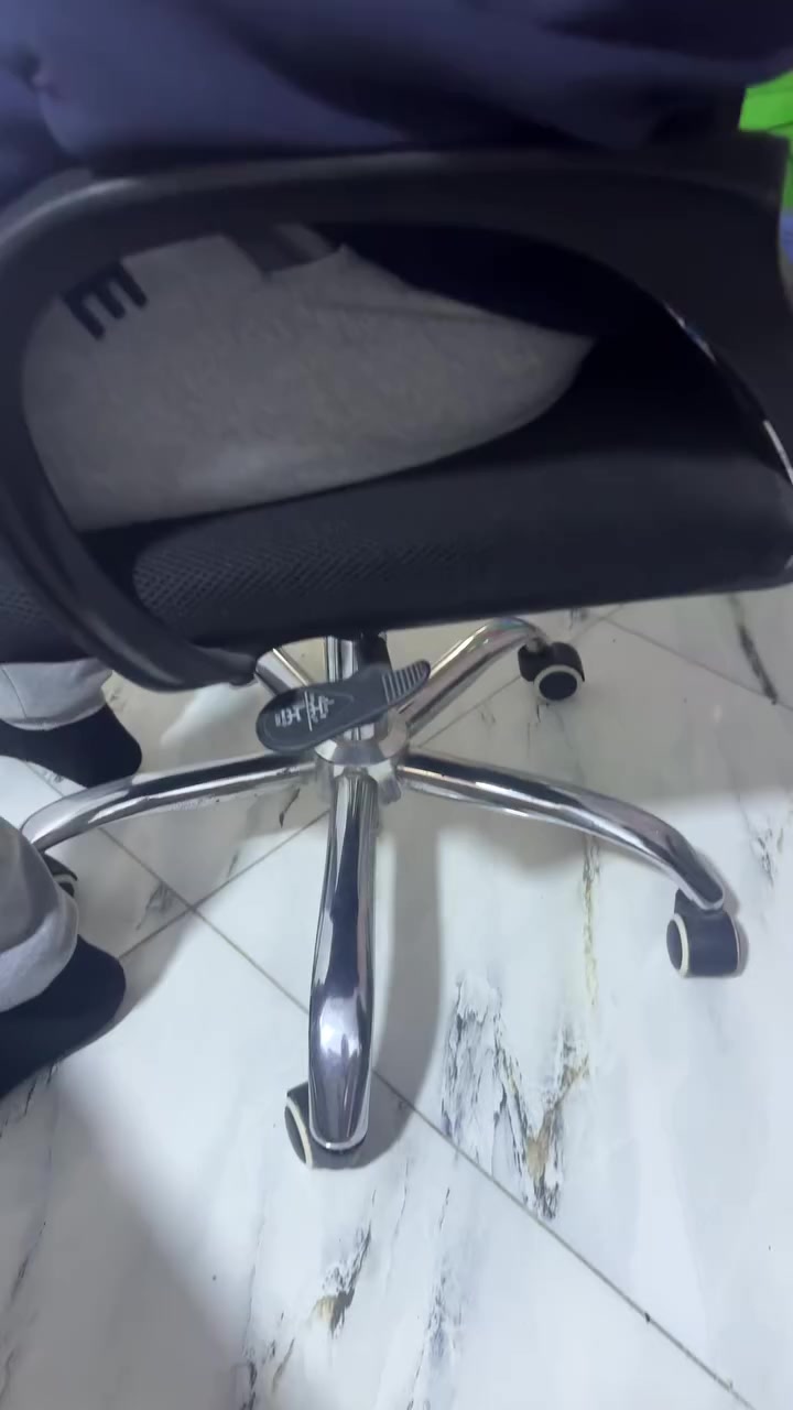 السلام عليكم 
عندي شاشه الجي32 كوري اصلي بي تطبيقات نت وكراسي دوار2. 
كلهم150 مكان بغداد بنوك الكنيسه***********
