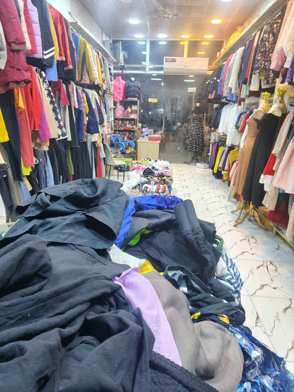 محل للبيع مع كافه ملحقاته... ملابس درجه أولى...احذية.. جنط..سبلت..ثلاجه...جام خانه...فاترينات.. مغسله...ميز مكتبي....المحل جاهز سقوف ثانوية ...انارة ...سيراميك...دخل خير من الله.....العنوان كربلاء حي الميلاد مقابل ماركت المعالي....موقع تجاري.. اتصل على الرقم ***********...أو ***********..مكلف بالنشر
