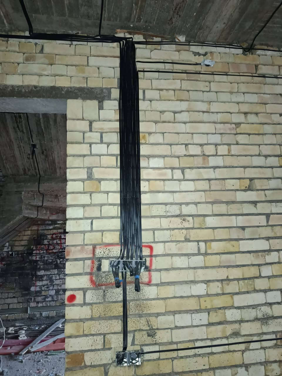 الحمدلله تم تأسيس بيت مكون من طابقين في بغداد ابوغريب 
حسين الكهربائي 👷⚡ 
***********
