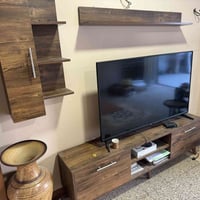 ميز تلفزيون العرض مترين نظيف جدا  السعر ٦٥ الف مكان بغداد حي الجهاد  0...