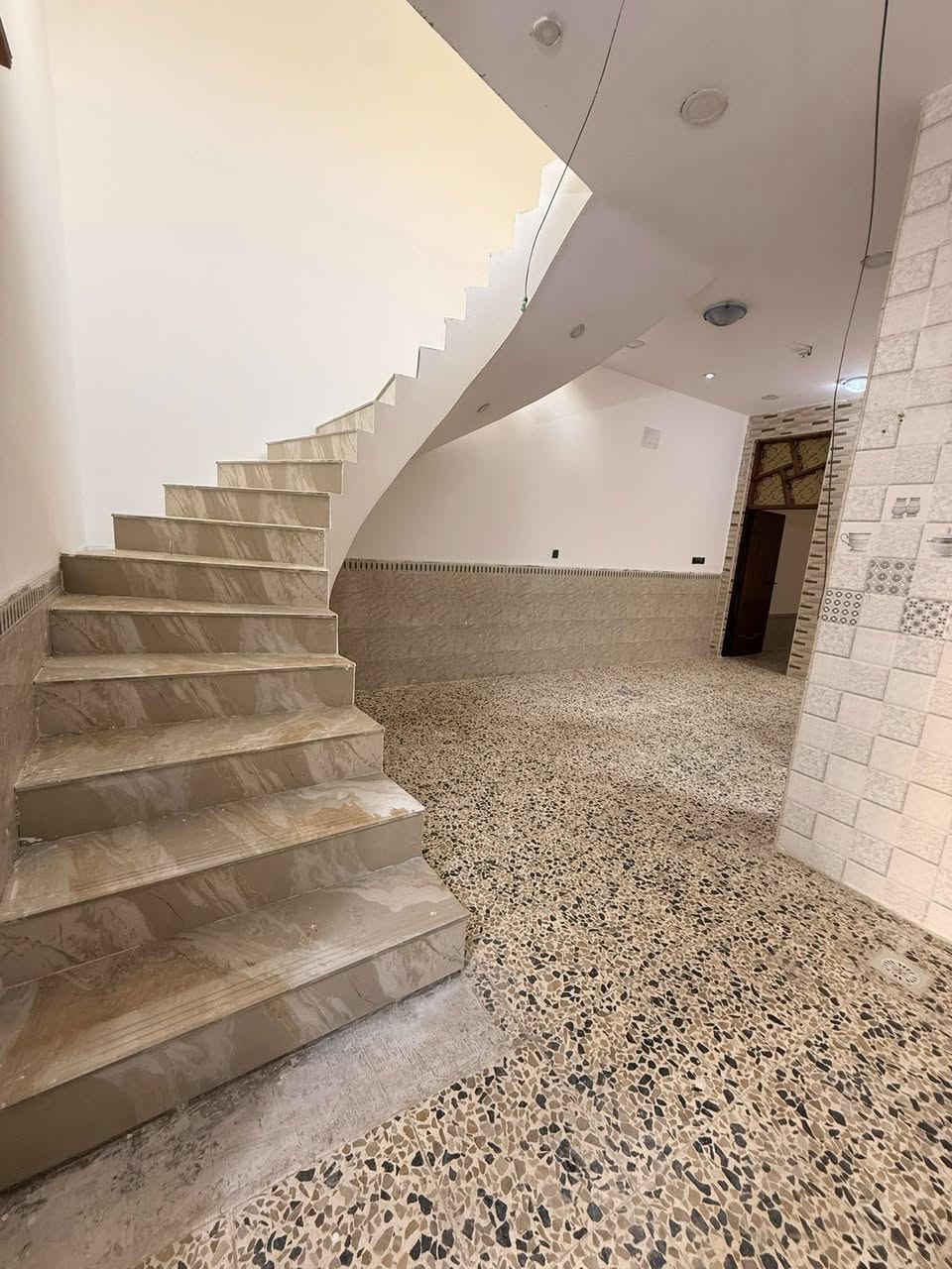 السلام عليكم
مشتمل للبيع 100 متر 
بناء حديث 2024 غير مسكون
العنوان حي الحوراء شارع سيد يعقوب اول شارع 
للأستفسار ***********
