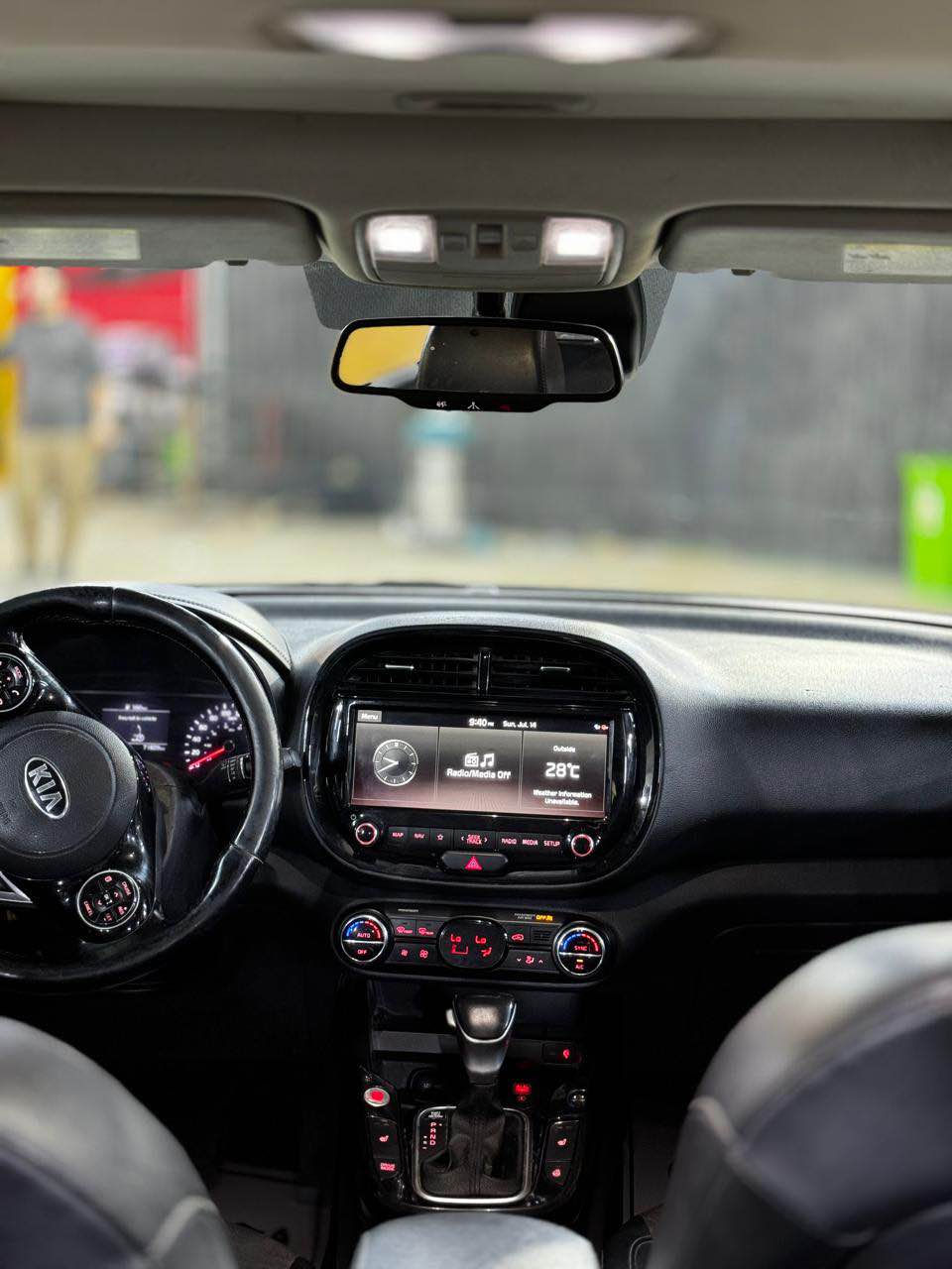 السلام عليكم 
كيا صول 2021 وارد كندي فول مواصفات ex اعلى فئه لون ابيض صدفي 
السياره حادثها تبديل بيبان اثنين وصبغ جاملغ خلفي 
وبالعراق نصبغ البنيد فقط صبغ بدون فتح 
السياره بيها صوت رواجز فقط صوت بسيط كلش لا تبخير ولا تنقيص دهن 
ماشيه 119 الف كيلو متر 
مكان السياره بالحلة رقم بابل دولي وبأسمي تحويل مباشر 
للاستفسار *********** 
السعر 130 ومجالها بسيط للشراي حلة, بابل
