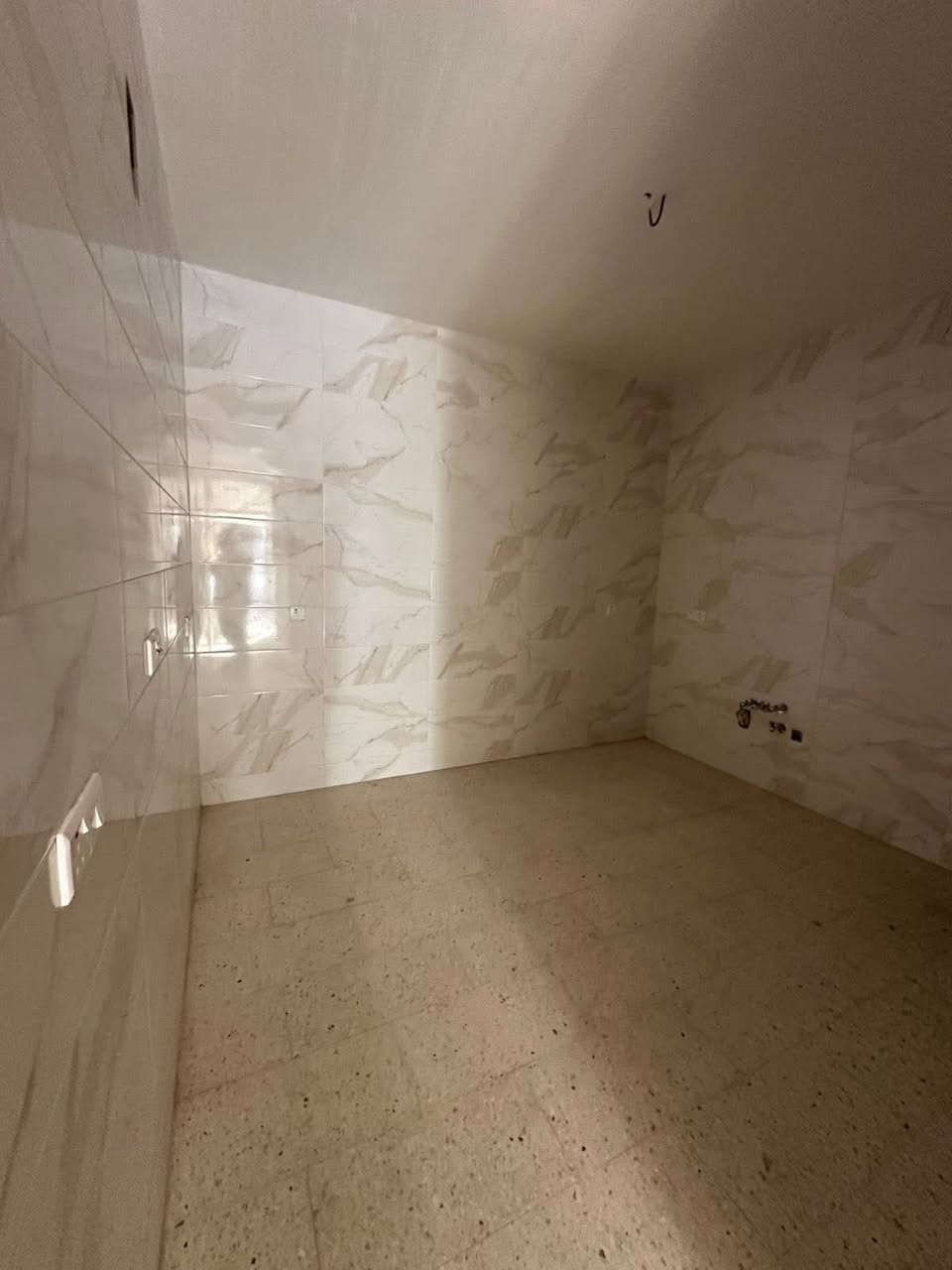 #للايجار____في____السيدية
عقار 50 متر

2 نوم صالة مطبخ خدمات

الايجار 850 الف

للاستفسار : ***********

مكتب الفهد الهندسي مقابيل الحكم سنتر
