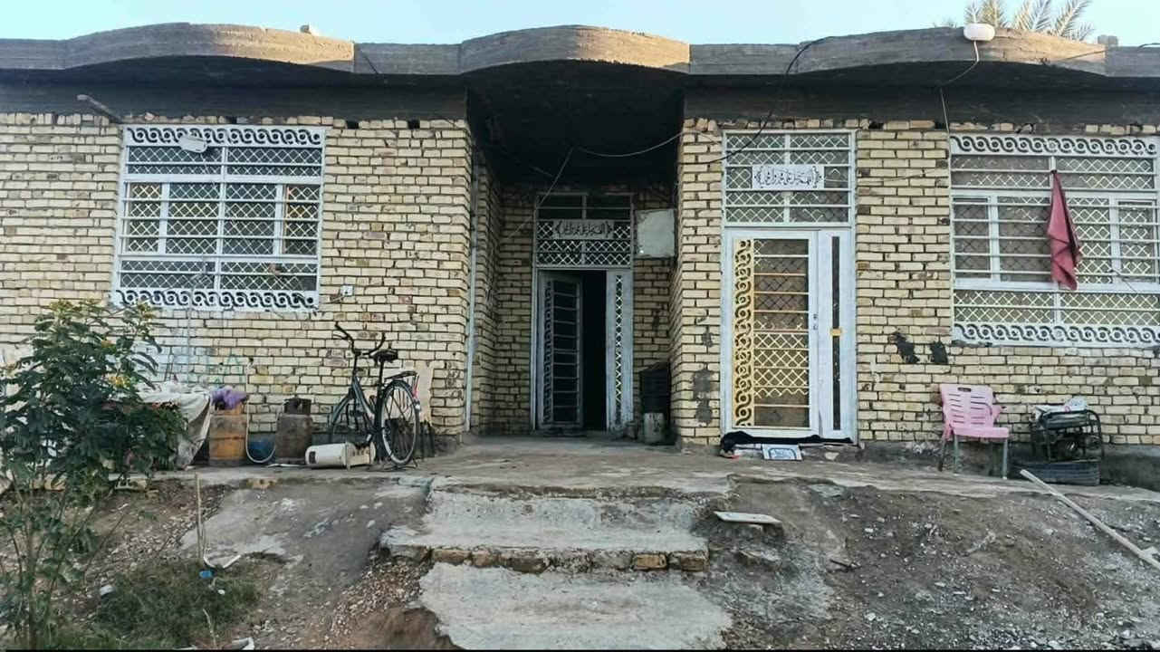 سلام عليكم گاع مساحه 1800 وي الواجهيه بلسند 1400متر طابو زراعي سند 25بأسمي مفروز بلطابو 
يحتوي على بيت 300متر 
3غرف نوم 
استقبال مطبخ صحيات داخليه كلدور مداخل ثنين للبيت 
بناء حديث عوزه ارضيه وبيتونه  
العنوان قرب شريفة بنت الأمام حسن قرب مسبح عشتاراستفسار ***********
