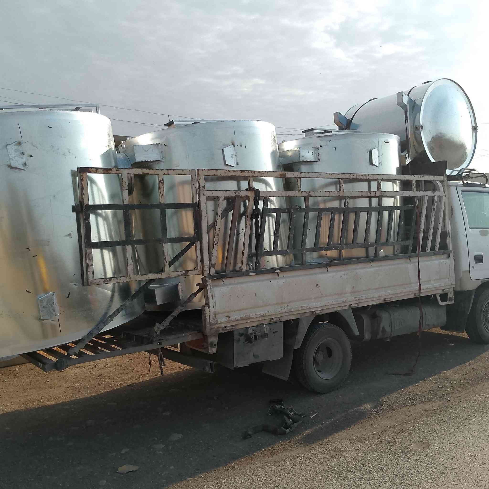 السلام عليكم يوجد لدينا مقطورات ماء نوع جيد 5000 لتر گيج 18 شرط الحديد مختوم وغلونه الحديد 100 السعر اخو البلاش 275000 البيع نقد ملاحظه يوجد لدينا خدمه توصيل للاستفسار اتصل ***********
