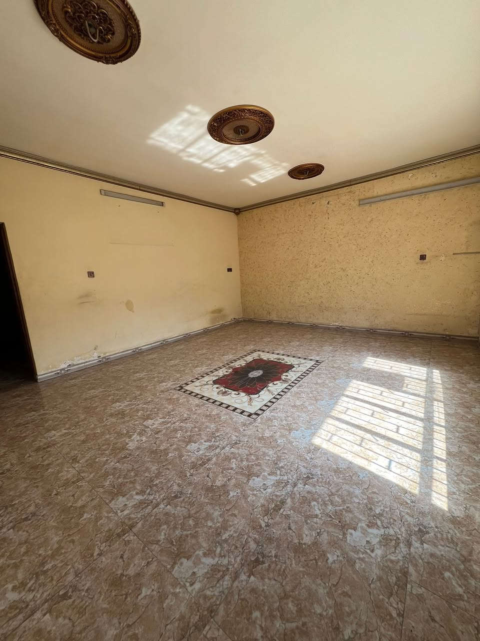 السلام عليكم بيت مساحه 200 متر الايجار 4 غرفه نوم ومحلقاته ابو دشير شارع الضغط قرب حسينه الكلاظمبن يجار 550 
***********
