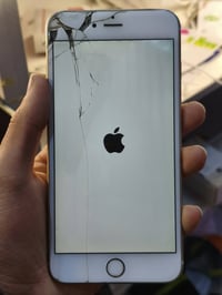 Iphone 6s Plus 32gb فەقەت شاشەی شکاوە پێویست بە وەسف ناکات دار و بەردی...