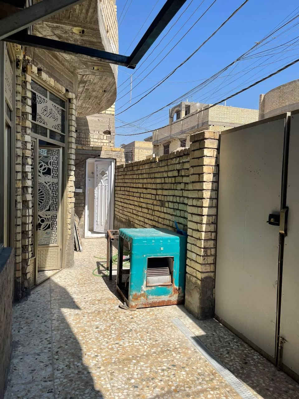 السلام عليكم بيت للبيع 100ركن 10/10قاطين بناء حديث 4غرف نوم بسكينه 2/11 شارع 12رقم ***********
