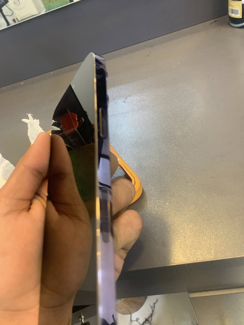 ايفون ١٤برو ماكس مكفول ما عده لضهر مبدل سعر ٧٠٠مكاني سياسين لتواصل عله رقم***********
