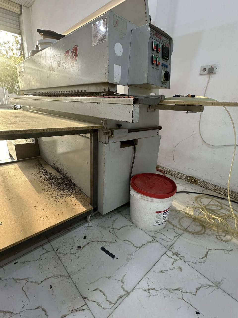 معمل للبيع عنوان كركوك.  مكينه لاصق شريط 3 مراحل تركي  مكينه قص 380 تركي. فاكيوم تركي كومريسر 250. مكينه نرمادا  
*********** للاستفسار
