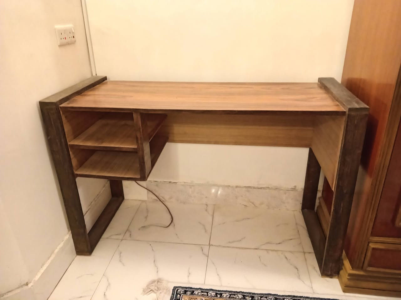 ميز مكتب اني نجرته  مع كرسي متحرك لبيع ***********واتساب
