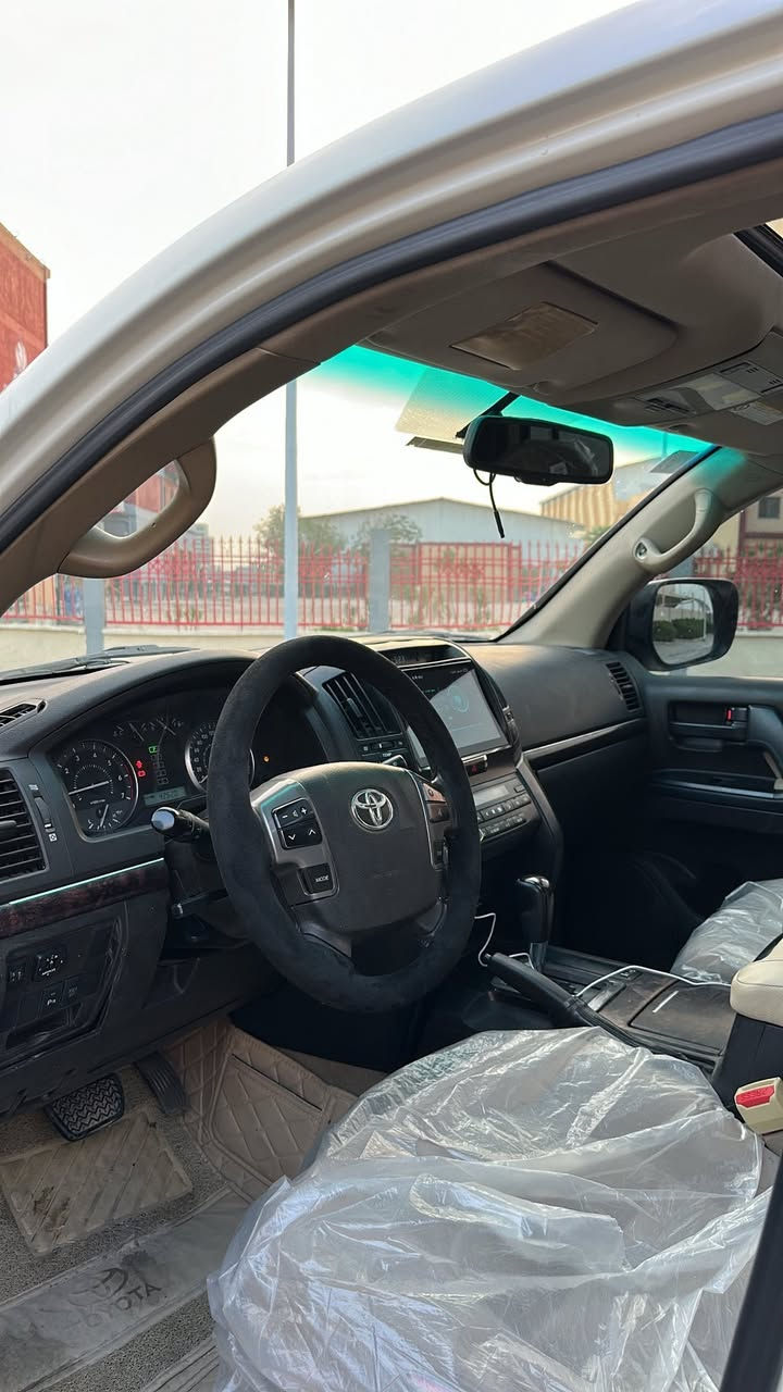 السلام عليكم لاندكروز 2009
السياره بيه 3 قطع كلير بدون ضربه والقماره مكشره السياره نظيفه وحلوه ورقمها حلو ومميز 
السياره جاهزه تخم تايرات جديد 
مكينه وكير جديدات 
المكان حي الجامعه البصره الرقم ***********
السعر 270 وبيه مجال وتدلل
