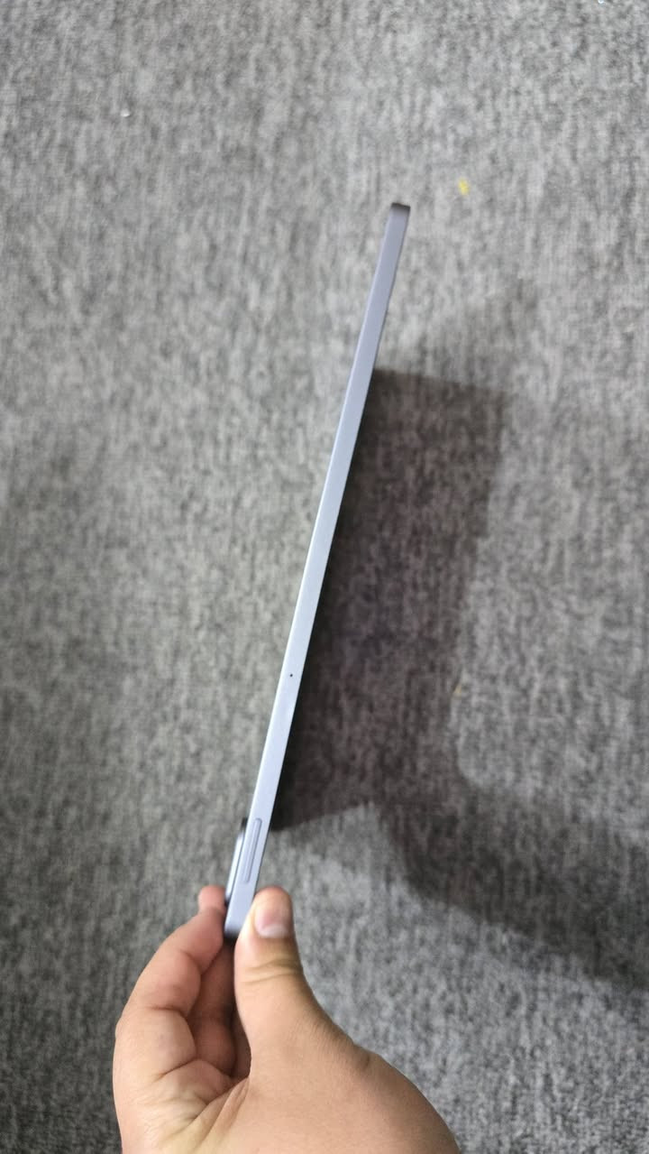 سلام اعليكم عندي ايباد هواوي ميت باد اس اي ايباد راقي ونضيف زلغ واحد مابي
مواصفته:
الشاشة جبيرة وواضحة 11 بوصة (FHD)، ألوانها تجنن ومريحة
للعين، تفيد حيل للمسلسلات واليوتيوب

الصوت بي 4 سماعات ستيريو، صوت عالي ونقي يعيشك جو
الأفلام.

البطارية عملاقة 7700 مللي أمبير، يعني تشحنها وتنسى، وتدعم
شحن سريع.

الجسم تصميم معدني قوي ونحيف، مو بلاستيك، يعني يتحمل
وشكله فخم.

النظام سريع وسلس جداً، وتكدر تنزل كل البرامج اللي تحتاجها من
متجر هواوي أو GBox.
بس عندي الشاحنه مثلوم السن مالته مثل ماموضح بالصورة بس هذا ميأثر على الشحن تشحن عادي وكأنه كلشي مابيهه
الجهاز مامبدل اي شيء بي ومامصلحه وكلشيء مابي مستعمله استعمال قليل
السعر:170الف وبي مجال للشراي واذا تحب تتواصل وياي هذا رقمي
***********
مكاني نجف
