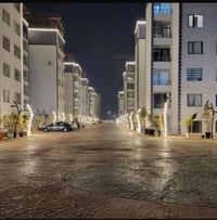 شقة ارضية للبيع في مجمع المحبة١ مجاور البانزين خانة. مساحة ١٢٥ متر تضم...