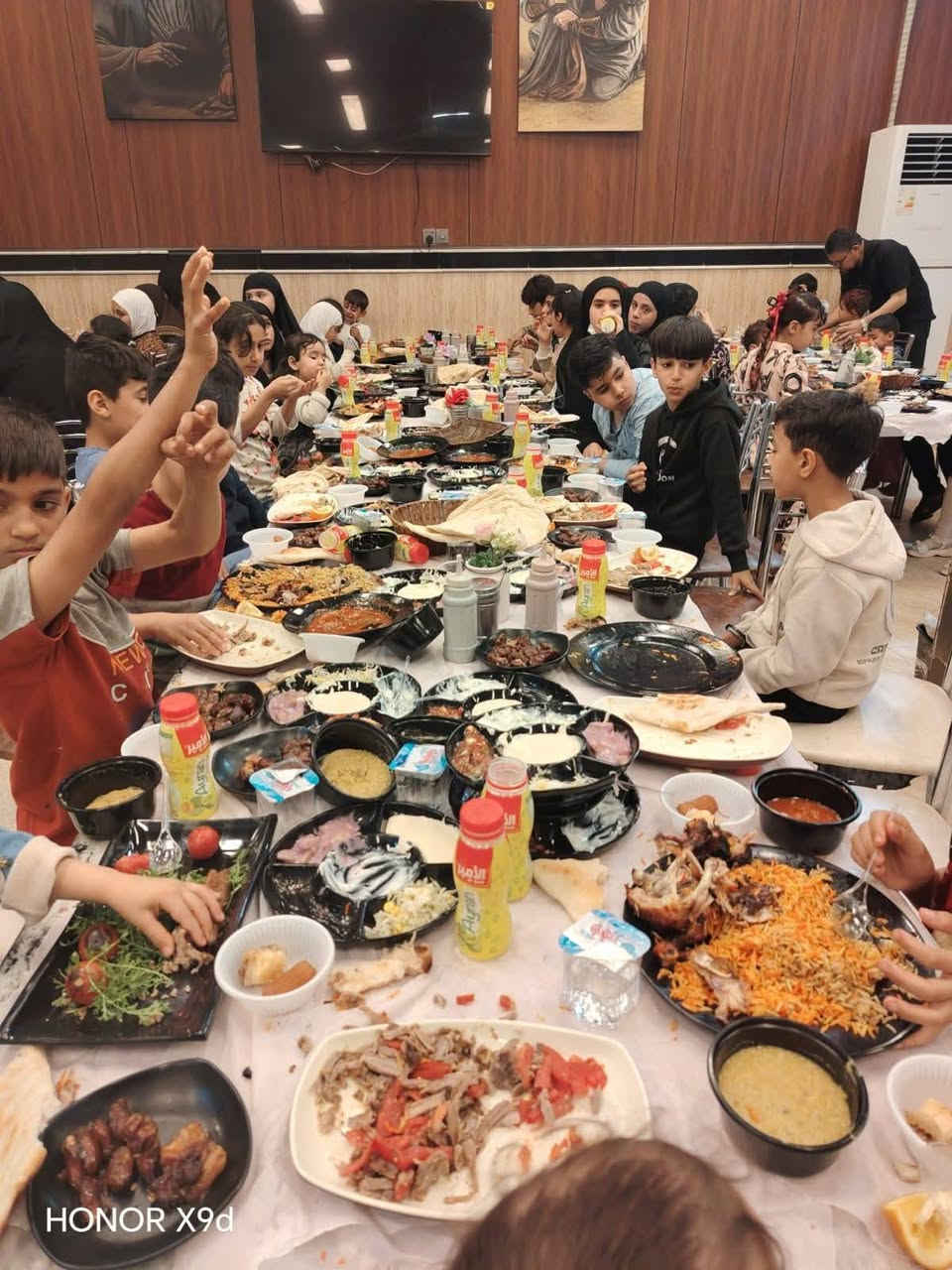 تقيم جمعية التعاون الخيرية في محافظة ميسان مأدبة إفطار بعض الايتام المسجلين لديها وكان العدد أكثر من ٧٠ يتيم نسأل الله القبول
للتبرع والتواصل *********** لليتيم عونا وسند@
