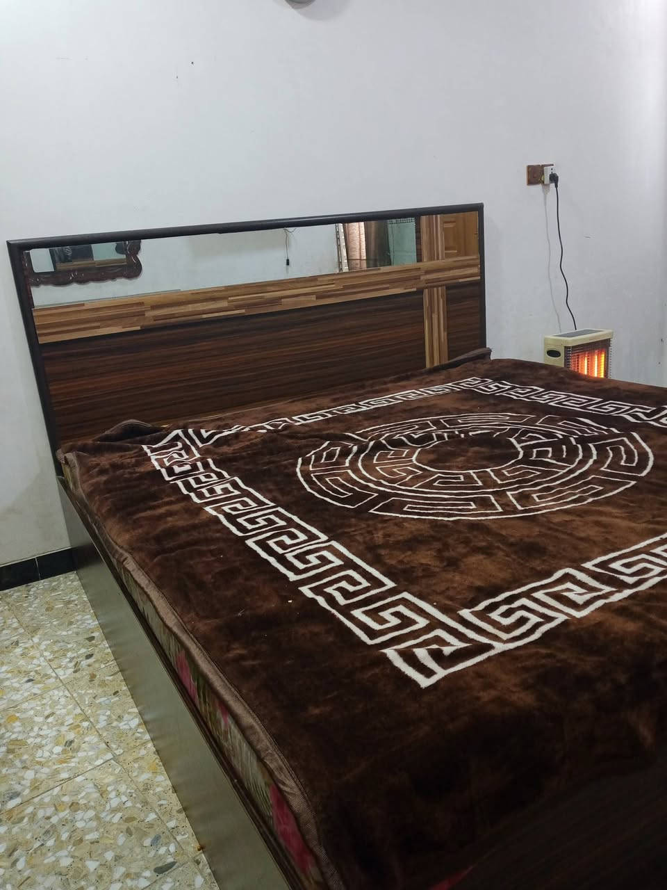 غرفه نوم اربع قطع ما بيها اي ضرر هيا ودوشك سعرها 325 الف وبيها مجال مكان بغداد بلديات الظباط رقم هاتف ***********
