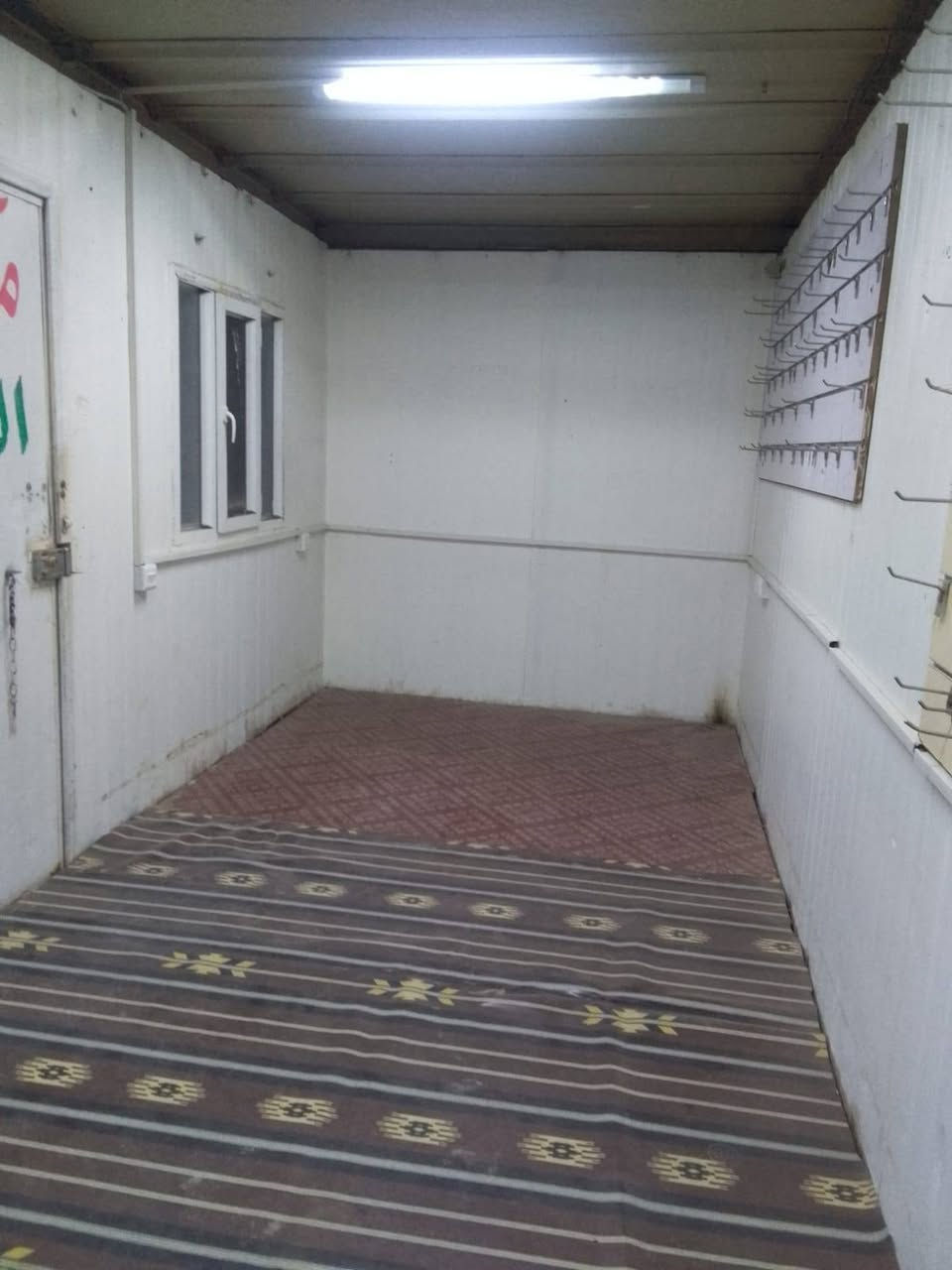 #للبيع كرفان(حاوية)  طول 6m عرض 2.5m . الارضية بلاويد خشب عدله ونضيفه و وقويه، مأسس كهرباء اناره  وبلكات. العنوان الفلوجة الشهداء 
#للاستفسار
اتصال ***********
واتساب ***********
