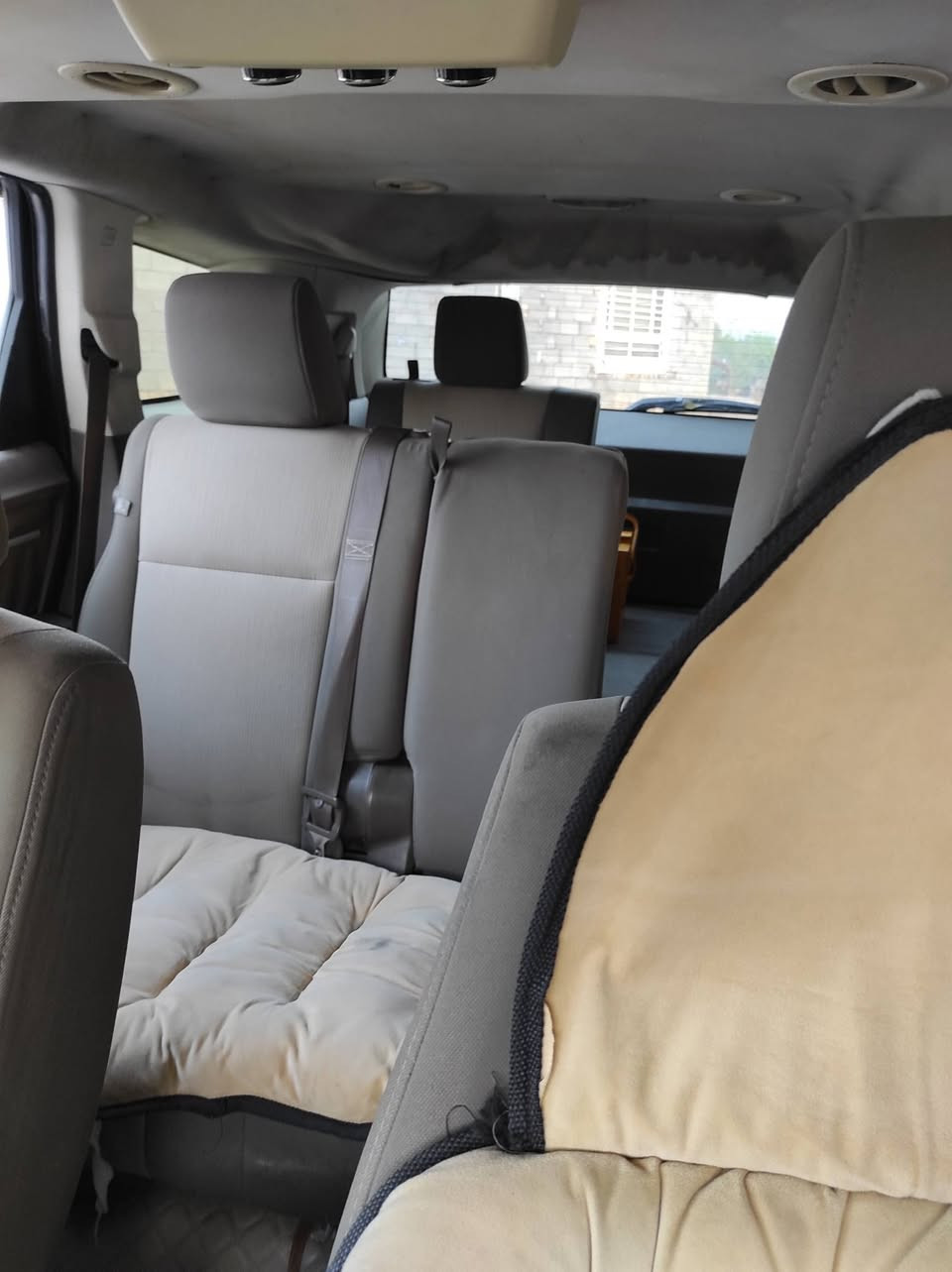 السلام عليكم سيارة جورني للبيع او المراوس موديل ٢٠٠٩ بيضاء اللون رقم بغداد صدامي حجم المحرك ٣٥٠٠ ستة اسلندر ثلاث قطع تبريد المحرك والكير جيدات تبريد شغال تدفئة شغالة تخم تاير جديد باتري جديد حدادية جديدة اليوم سويتها السيارة حاليا بالعمارة صارها سنتين عندي جناي السعر ٧٥ وبية مجال للستفسارة لاتصال على الرقم  *********** السيارة بيها سونار
