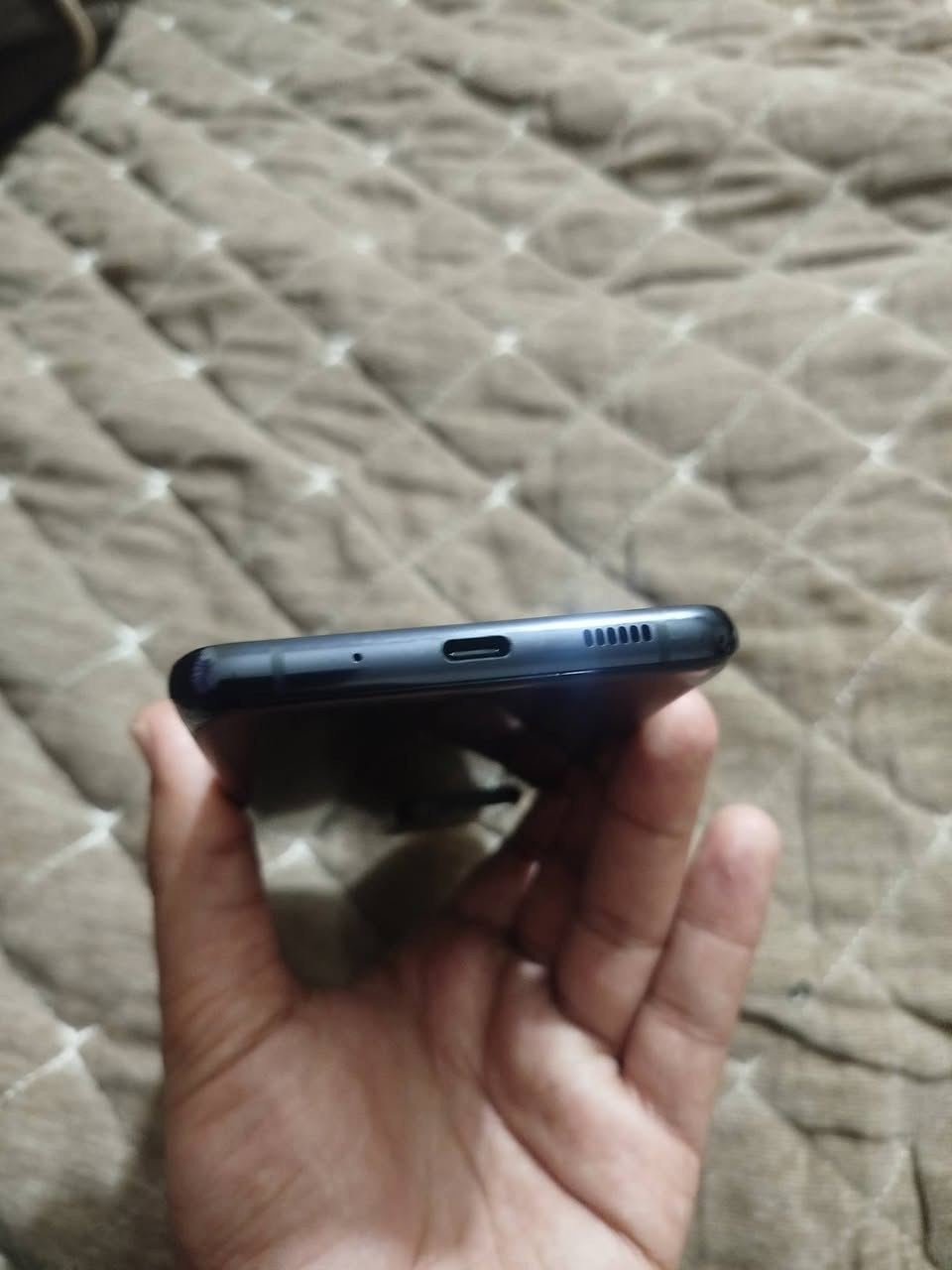 Galaxy S20 Ultra
جهاز غني عن التعريف مواصفاته معروفه 
فقط كامرة السيلفي بيها غواش قليل الجهاز بالشرط سعر 260الف وبي مجال يرهم مراوس حسب القناعه***********
