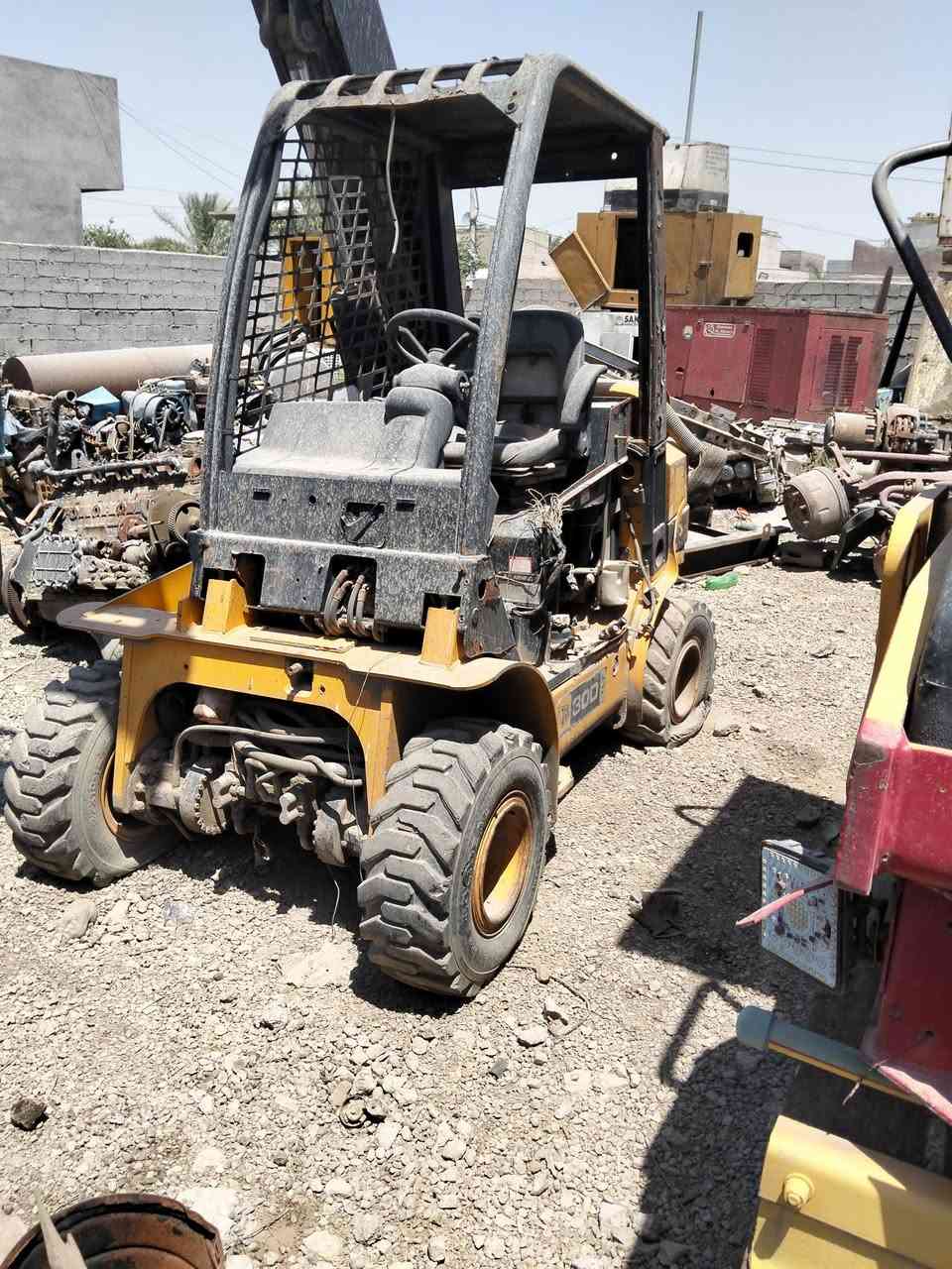 السلام عليكم للبيع رافعه جي سي بي 3طن اسلايت شغاله نقص العقل فقط مكينه بيركنز اربعه سلندر بزون الرافعه بدون اوراق حديده كل الحركات شغاله ***********
