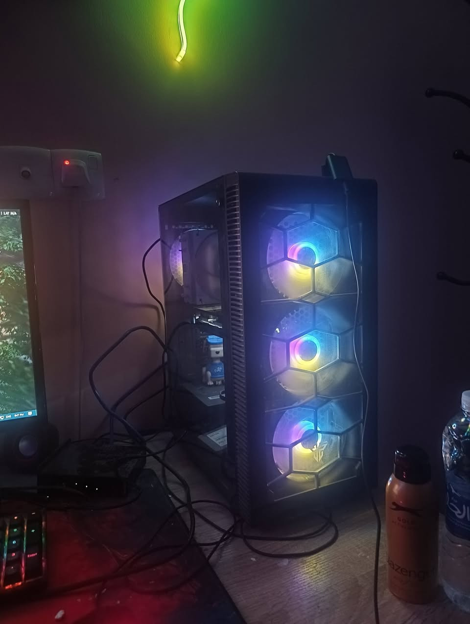السلام عليكم 
تجميعة كيمنك للبيع
المواصفات:
كرت شاشة rtx 2060 super 8GB
معالج: core i5 جيل تاسع
مذربورد : H310M pro
رامات :16GB DDR4
هارد 512 HDD
هارد 512 SSD
هارد 128 SSD
الباور 500 واط HEXA
مبرد هوائي للمعالج
السعر :750 الف
للتواصل خاص او واتساب ***********
