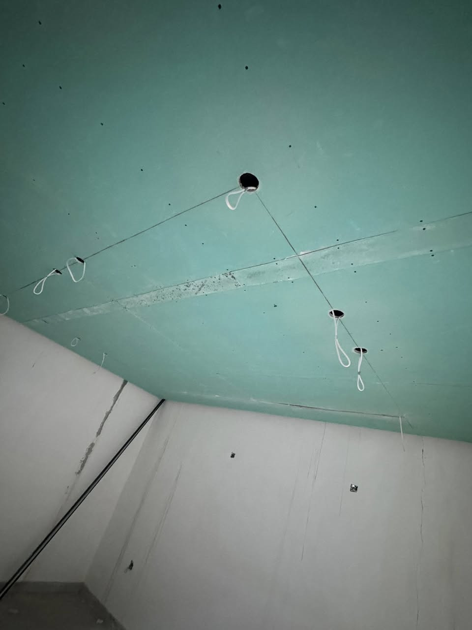 بفضل الله  تم اكمال  تثقيب  السبوتات والمكنتك والبروفايل وتسليك جبس بورد احد مواقعنا حسب المخططات المعمول بها
كادر  الياسري للتأسيسات الكهربائية
للاستفسار ***********
