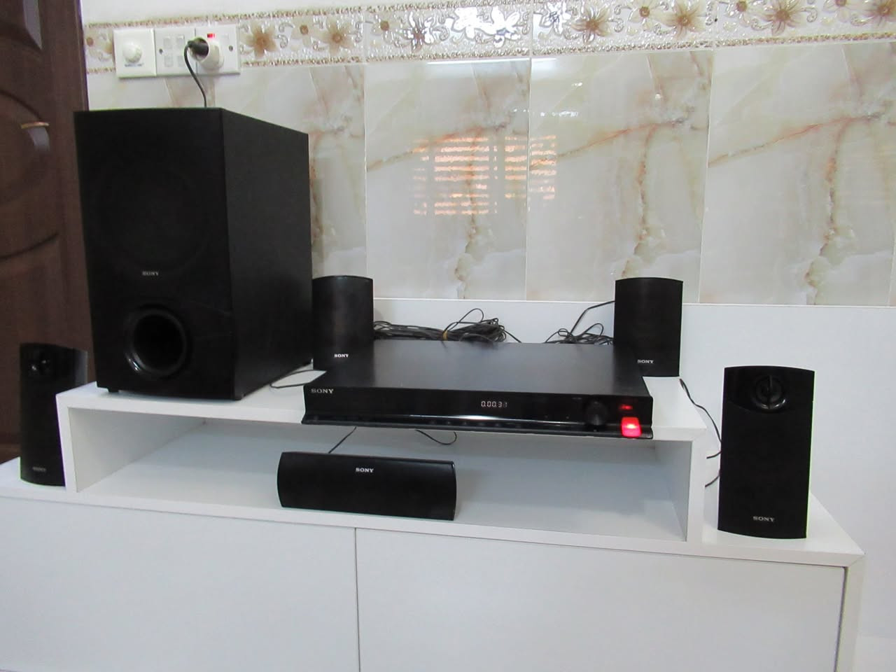مسرح منزلي سوني Sony HBD-DZ340K

 النوع: DVD Receiver / نظام مسرح منزلي متكامل
 الحالة: مستعمل بحالة جيدة

 الطاقة الكهربائية: 220-240 فولت، 50/60 هرتز
 استهلاك الطاقة: 160 واط

• إجمالي القدرة الصوتية: 1000W

توزيع القدرة الصوتية:
• السماعات الأمامية: 167W × 2
• السماعة الوسطية: 167W
• السماعات الخلفية (Surround): 167W × 2
• مضخم الصوت (Subwoofer): 165W

المميزات الرئيسية

 صوت محيطي قوي مناسب للأفلام والموسيقى
 مشغل DVD مدمج
 منفذ HDMI لعرض الصورة بجودة عالية على التلفزيون
 راديو FM مدمج
 مخرج فيديو (Video Out)
 تصميم أنيق من سوني وجودة تصنيع ممتازة
 مناسب لغرفة المعيشة أو غرفة الألعاب

المواصفات
نظام صوت منزلي متعدد القنوات (5.1 Channel Home Theater)
دعم تشغيل أقراص DVD وCD
دعم ملفات الصوت الشائعة (حسب نوع الملف)
منفذ HDMI
هوائي FM مدمج للاستماع إلى المحطات الإذاعية
خرج فيديو مركب (Composite Video Out)
تشغيل الأفلام والموسيقى بجودة صوت واضحة وقوية

السعر 120 الف

يوجد توصيل


**إذا كنت صاحب هذا الإعلان وتريد حذفه لأي سبب، رجاءا أرسل رسالة إلى الدعم الفني**