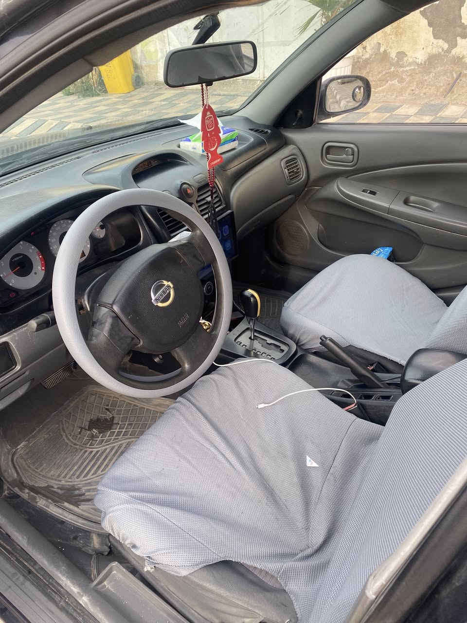 عندي نيسان صني 2012 كوري 1800السيارة جارده بس هيَ نظيفه من ناحيه المشي والمكينه وكهربائياتها وعلى وضع البلاد كل شي ممفتوح بيهه وماشيه 135 الف وتكدر تفحص الكير والمكينه حتى تتأكد من مشيهه واليسأل عالضربه مال البنيد اني ضربته وموضح بالفيديوا انو ضربتهه بالبدنه حتى للراديتر مواصله وحتى دواخل ماواصله التبريد ثلج والسياره تاخذ بيهه تراي وين ماتريد رايدهها 85ورقه وبيهه مجال***********
