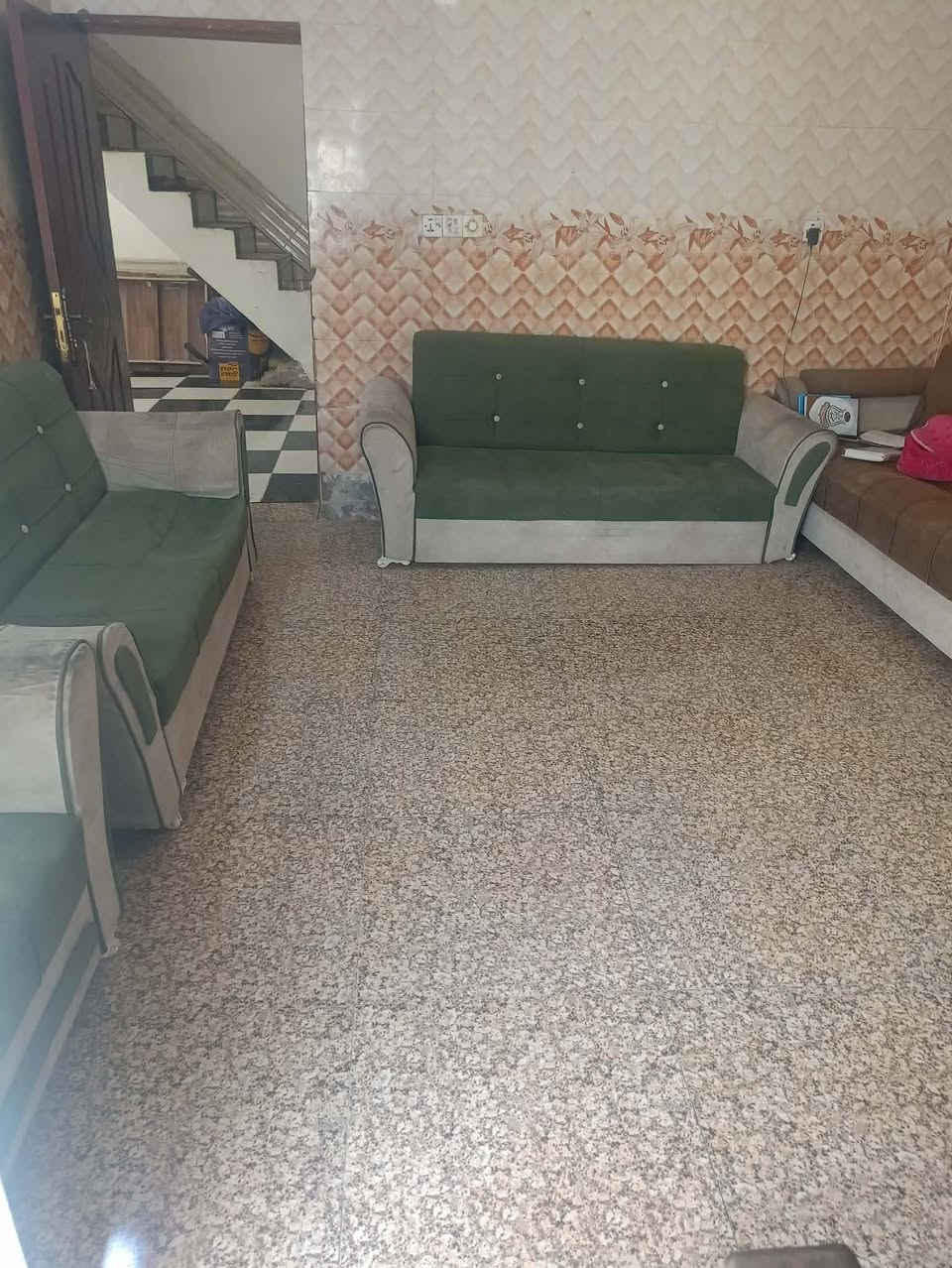 بيت للبيع صاله وغرفتين وصحيات مجموعتين وبراني ومطابخ عدد 2,البيت حديث بنائه بل 19 أساسه كونكريت مسلح رباط شبابيك داير مسلح مسقف عكاده/السنيه حي السلام مقابل بيت ابو شمس الشمري رقم الهاتف ***********
