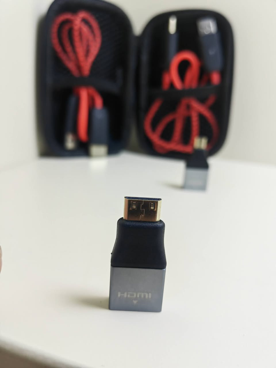 جهاز الإرسال (TX): القطعة التي تحتوي على منفذ HDMI وتُوصل بجهاز المصدر (مثل اللابتوب، الرسيفر، أو جهاز الألعاب).
جهاز الاستقبال (RX): القطعة المشابهة وتُوصل بالشاشة أو التلفاز أو جهاز العرض (Projector).
​كابلات الطاقة (USB): الكابلات الحمراء في الصورة تُستخدم لتزويد القطع بالطاقة من خلال منافذ USB.
​المحولات (Adapters): تظهر في المقدمة محولات (مثل Mini HDMI أو Micro HDMI) لتتوافق مع الأجهزة المختلفة التي لا تحتوي على منفذ HDMI كامل.


**إذا كنت صاحب هذا الإعلان وتريد حذفه لأي سبب، رجاءا أرسل رسالة إلى الدعم الفني**