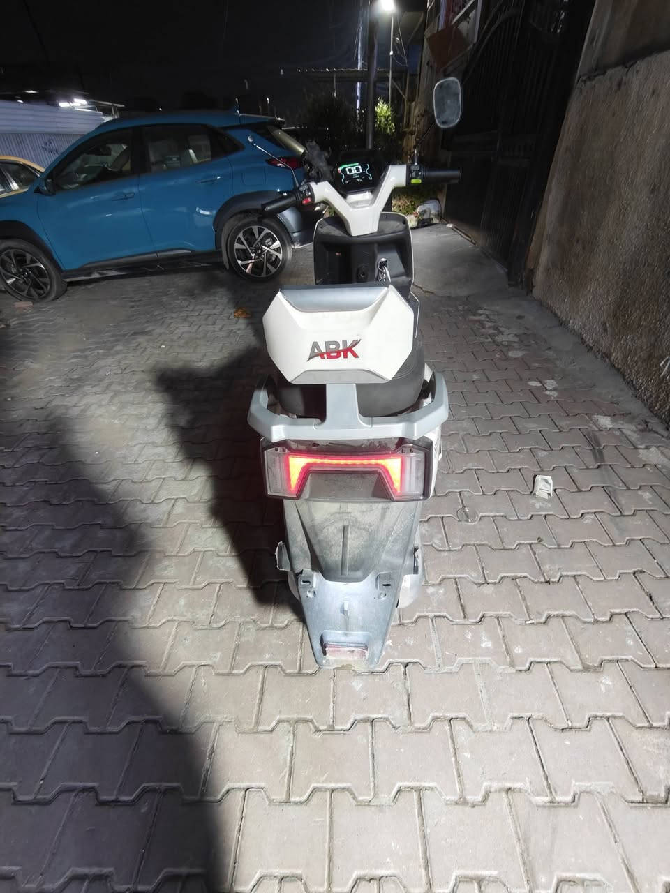 سلام عليكم شباب دراجه شحن البيع استخدام  قليل جداً فقط لا غير  دراجه عالميه الله شاهد  كلها كامله مكمله كل وعيب مابيها امانت الله  تجي مواصفات عالميهه وماخذها من مؤيد طيارة وصل الضمان بيها
الموديل 2025 
النوع ABK العالميه 
البطاريات 6 دبل
التحويلا ت1.2.3
السرعه 65 حقيقي يعني 
دبل إشاره 
جهاز انذار السرقه 
قفل ستيرن +قفل بصمه 
لونها كلش مميز 
كشن سياحي  VIb
نضام ABS
نضام USB
نضام R رجوع الخلف
طارات جبلي 
بريكات دسكات دهن 
أطارت جوبلس 
لدات اماميه وخلفيه 
اسطابً لايت 
شاحنه ذات شحن سريع ويقاف ذاتي  
اشاير رباعيه 
سعرها ٩٥٠ الف
اي استفسار اتصال 

***********
