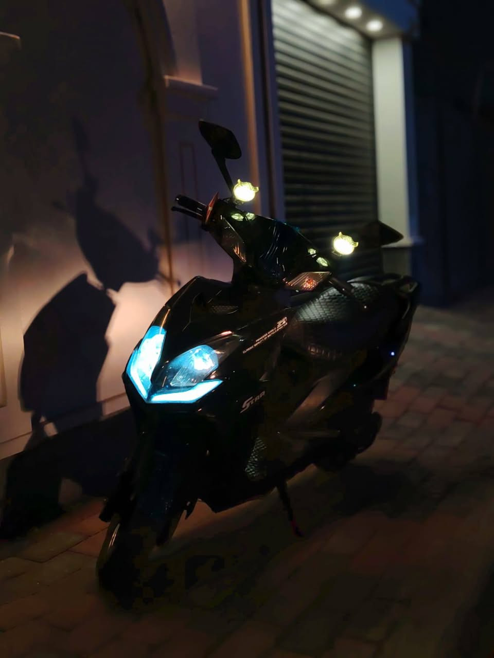 سلام عليكم 
دراجه شحن فول مواصفات 
مثبت سرعة 
لدات رماش بيها 
نضام R
اربع سرع
بطاريات عل فحص 
سرعه 99 حقيقي 60.
اشاير هورن كله شغال 
سعر 500 بي مجال الطيبين 
التواصل على ***********
