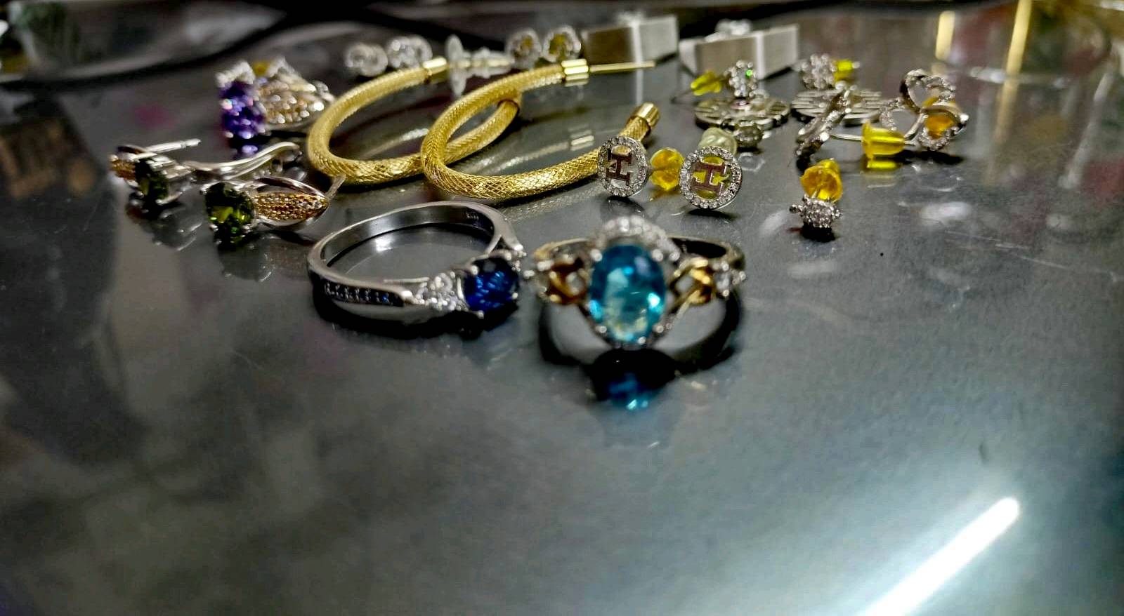 مجموعة أنيقة من المجوهرات الفضية تتضمن خواتم مرصعة بالأحجار الكريمة وأقراط وأساور مميزة. تصميمات عصرية وجذابة مثالية للإطلالات الفخمة والمناسبات الخاصة. الألوان المتناسقة تعطي لمسة فاخرة وجاذبية لكل قطعة.