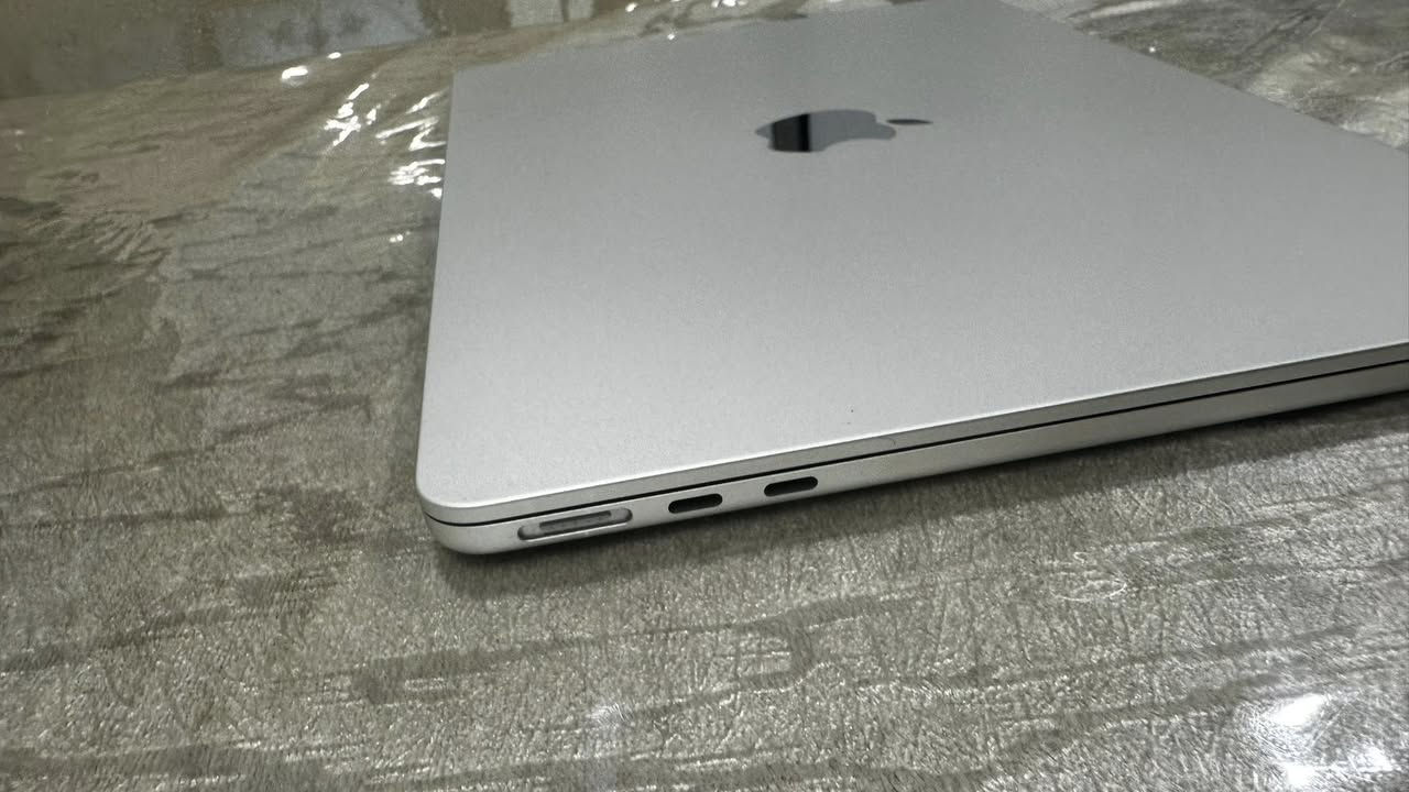 MacBook Air M2 - بحالة الوكالة (كالجديد)
جهاز ماك بوك أير بمواصفات ممتازة وحالة نظيفة جداً، مناسب جداً للاستخدام اليومي والمهني.
المواصفات التقنية:
 نوع الجهاز: MacBook Air
 سنة الإصدار: 2022
 المعالج (الشريحة): Apple M2
 الذاكرة العشوائية (RAM): 8 جيجابايت
 سعة التخزين: 256 جيجابايت (مساحة كافية وسريعة)
 الشاشة: شاشة Liquid Retina مقاس 13.6 بوصة بدقة عالية (2560 × 1664)
 نظام التشغيل: macOS Tahoe (إصدار 26.3.1)
 اللون: فضي (Silver)
 دورات شحن : 26
حالة البطارية:
 نسبة صحة البطارية: 100% (أداء البطارية ممتاز وبكامل طاقتها الأصلية)
 المميزات: يدعم ميزة "شحن البطارية المحسن" للحفاظ على عمر البطارية على المدى الطويل.
حالة الجهاز:
 الجهاز بحالة ممتازة جداً، نظيف، ومحافظ عليه بعناية فائقة، ويعمل بكفاءة عالية
سعر : 900.000


**إذا كنت صاحب هذا الإعلان وتريد حذفه لأي سبب، رجاءا أرسل رسالة إلى الدعم الفني**