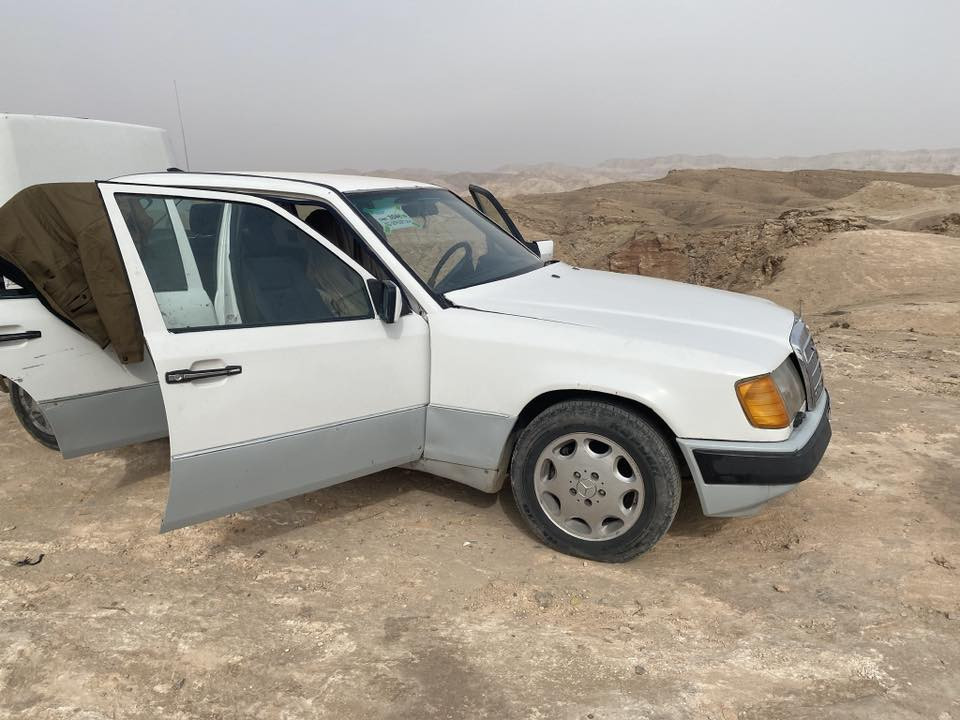 سلام عليكم مرسدس دب رقم صدامي راعيها يمي سياره صدر خلفي جديد وبيها تلحيضات مثل ماصده وبك لايت مكينه وكير زينات سعر ٢٥ وعليها غرامه ٤ تنزل من سعر  مكاني بلكوت رقم ***********
