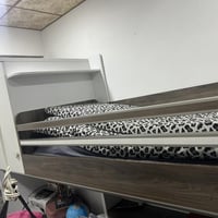 غرفة طفل للبيع تحتوي ميز دراسه وسرير وكنتو وجكامج 07703837900 نظيفة حي...