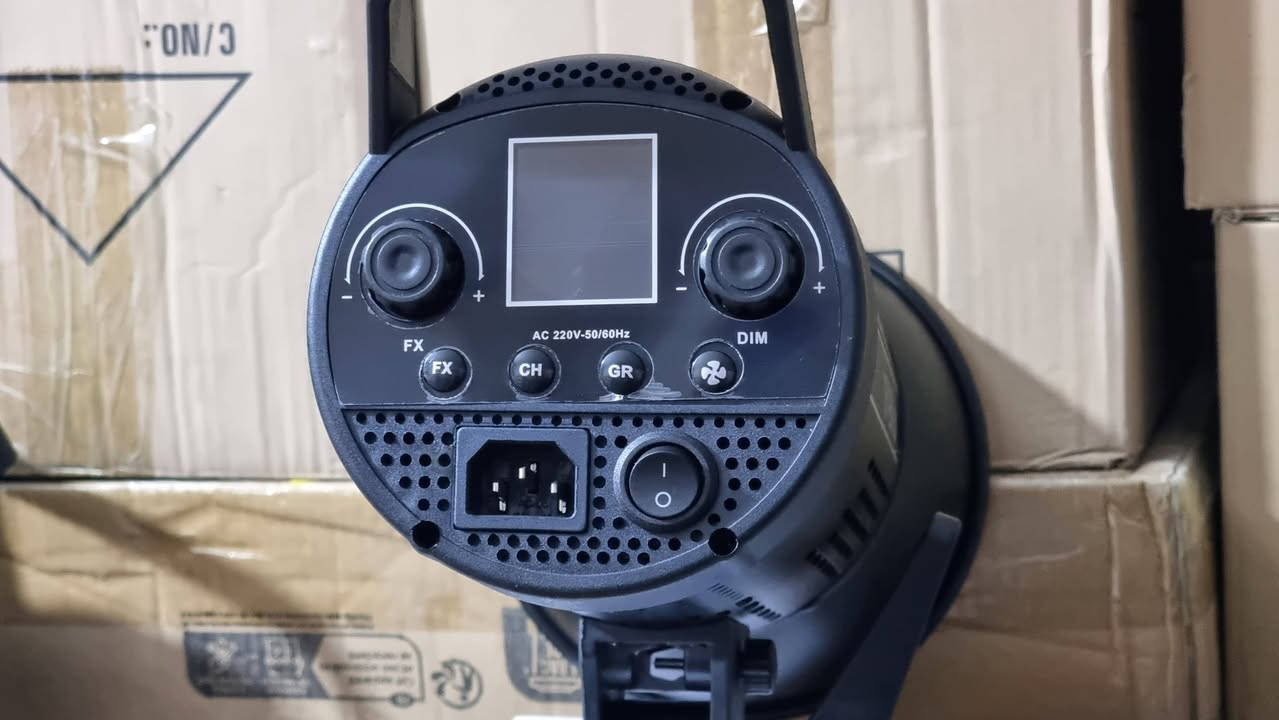 السعر الواحد 200 الف 
اضاءة فديو  مستمرة 500 واط من شركة YSKE
باي كلر شمسي ابيض ثلجي  تحكم كلفن تحكم بقوة الاضاءة 
شاشة كبيرة فانات تبريد عدد ٢ صامت  تحكم تطبيق موبايل جديد متوفر توصيل


**إذا كنت صاحب هذا الإعلان وتريد حذفه لأي سبب، رجاءا أرسل رسالة إلى الدعم الفني**