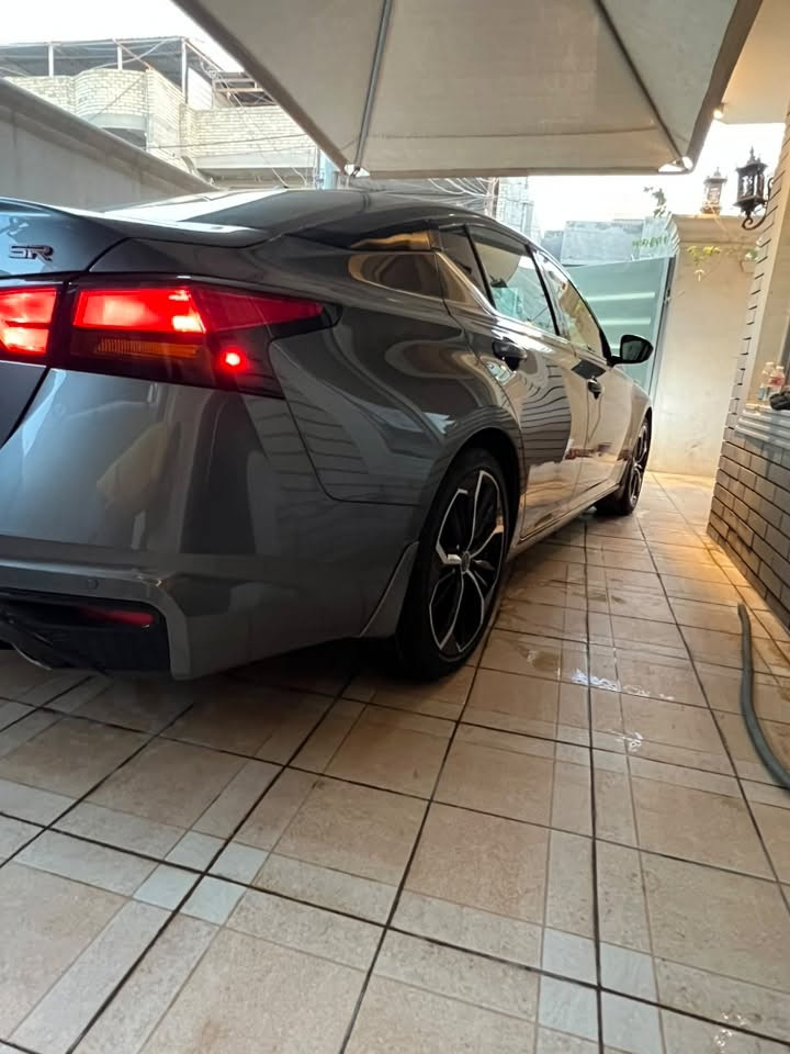 للبيع نيسان ألتيما 2024 SR Plus (فل كامل) 🚗

🔹 الموديل: 2024
🔹 الفئة: SR Plus (فل كامل)
🔹 اللون: رصاصي غامق
🔹 المحرك: 2.5 لتر
🔹 ناقل الحركة: Xtronic CVT
🔹 الممشى: 19 ألف مايل (قابل للزيادة)

المواصفات:
✅ فتحة سقف
✅ شاشة 12.3 إنج
✅ Apple CarPlay وAndroid Auto لاسلكي
✅ شاحن موبايل لاسلكي
✅ نظام صوتي مميز بـ 9 سماعات وصوت قوي ونقي
✅ كاميرا خلفية دوّارة
✅ حساسات أمامية وخلفية
✅ لايت أوتو (تشغيل أوتوماتيكي للمصابيح)
✅ دخول ذكي (Smart Key)
✅ تشغيل بصمة (Push Start)
✅ تشغيل المحرك عن بُعد (Remote Start)
✅ مثبت سرعة ذكي (رادار)
✅ المحافظة على المسار
✅ تحذير الخروج عن المسار مع اهتزاز المقود
✅ مراقبة النقطة العمياء
✅ فرملة طوارئ أمامية
✅ مقاعد جلد رياضية
✅ تدفئة المقاعد الأمامية
✅ كرسي السائق كهربائي
✅ كرسي الراكب كهربائي
✅ شفتات تبديل سرعات خلف المقود (Paddle Shifters)
✅ الدشبورد مطعّم بديكور كاربون فايبر أنيق
✅ جنوط رياضية 19 إنج
✅ إضاءة LED كاملة

🔹 حالة السيارة:

* بودي نظيف جدًا
* صفّاحة موس
* خالية من الشخوط والبارد
* حالة ممتازة وجاهزة للاستخدام

💰 السعر: 176 ورقة (بيه مجال بسيط للجادين)

رقم الشاصي (VIN):
1N4BL4CV6RN332707

📍 الموقع: بغداد - الدورة - جمعية خير الله

📞 رقم الهاتف: ***********

السيارة جاهزة للاستخدام، والفحص بأي مكان على حساب المشتري الجاد. صور الحادث الأمريكي متوفرة من خلال البحث برقم الشاصي، وكل شيء واضح وشفاف.

