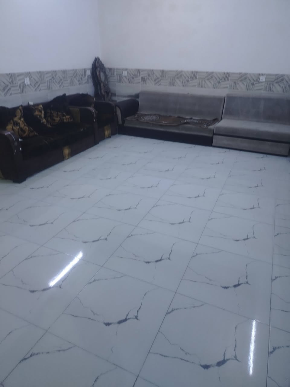 السلام عليكم بيت للبيع المساحة ٣١٥ الواجه ٩ النزال ٣٥ بناء حديث غرفتين نوم وصاله ومطبخ حار بارد حمامات ٢ واستقبال وكراج وحديقه طابق واحد شغل درجه أولا استفسار *********** المكان سده الجبور خلف نزله ابو شجاع
