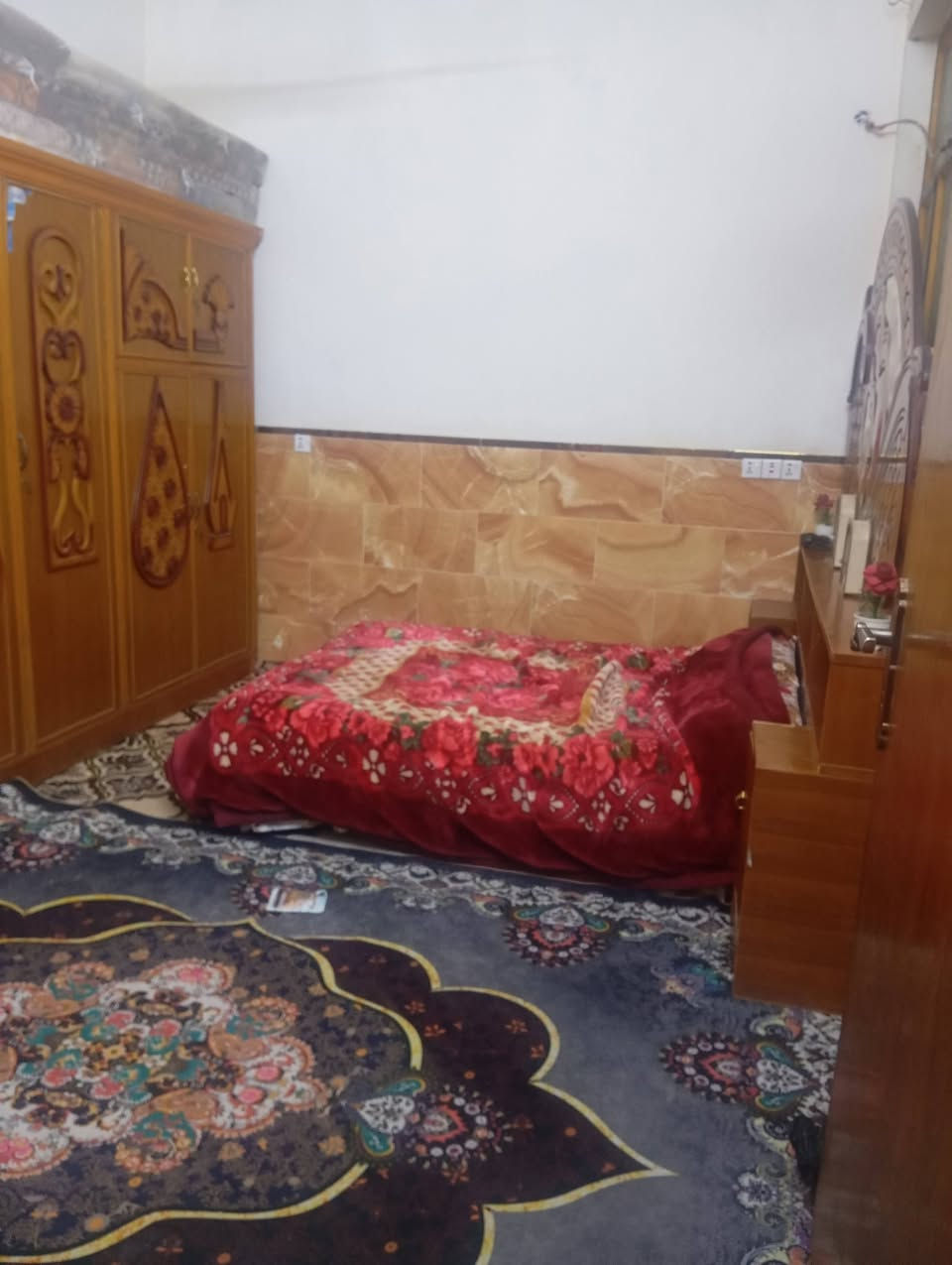 السلام عليكم من رخصت الادمن بيت 150م ام نجم قرب ساحة باسم 3طوابق 5غرف نوم استقبال مطبخ حولي للاستفسار مراجعة صاحب الدار ***********. الرقم الثاني ***********
