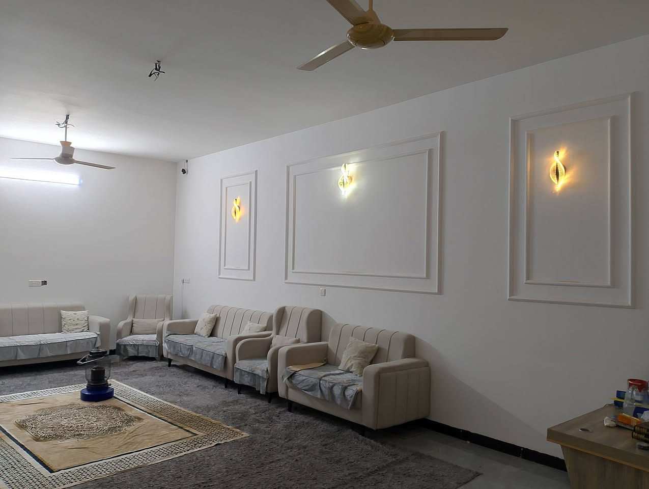 للبيع بيت طابق ونصف مساحة ٣٠٠ متر ١٠ × ٣٠
القادسية قطعة ٥٠٠ مقابيل اسواق النور 
على شارع ١٥ متر اتجاه بغداد.
بيت جديد بناء السنة..
يحتوي على :
٣ غرف نوم..و صالة كبيرة ٨ ×٥،و استقبال كبير ٩ × ٥
مطبخ حار وبارد ٨ × ٤ ونصف.
صحيات عدد ٤
حديقة داخلية وخارجية 
البيت جاهز شغل درجة اولى بورسلين تركي ١٢٠ × ٦٠ وسقوف سحب مغربية شبابيك ألمنيوم سلايت.

السعر ١٦٥ مليون قابل للتفاوض
***********
‏‪0780 140 5817‬‏
