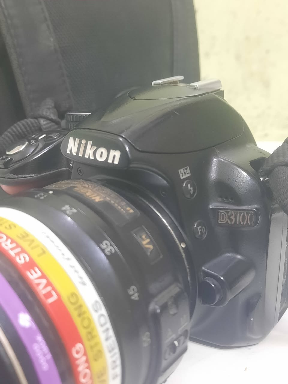 سلام عليكم كامرانيكون 3100d للبيع او مراوس بلابتوب فقط بيه خط الاسود الي موجود بلشاشه سعر 110تجي وياهه جنطه وحزام كتف كامرا نضافه95%مكاني بغداد ***********

